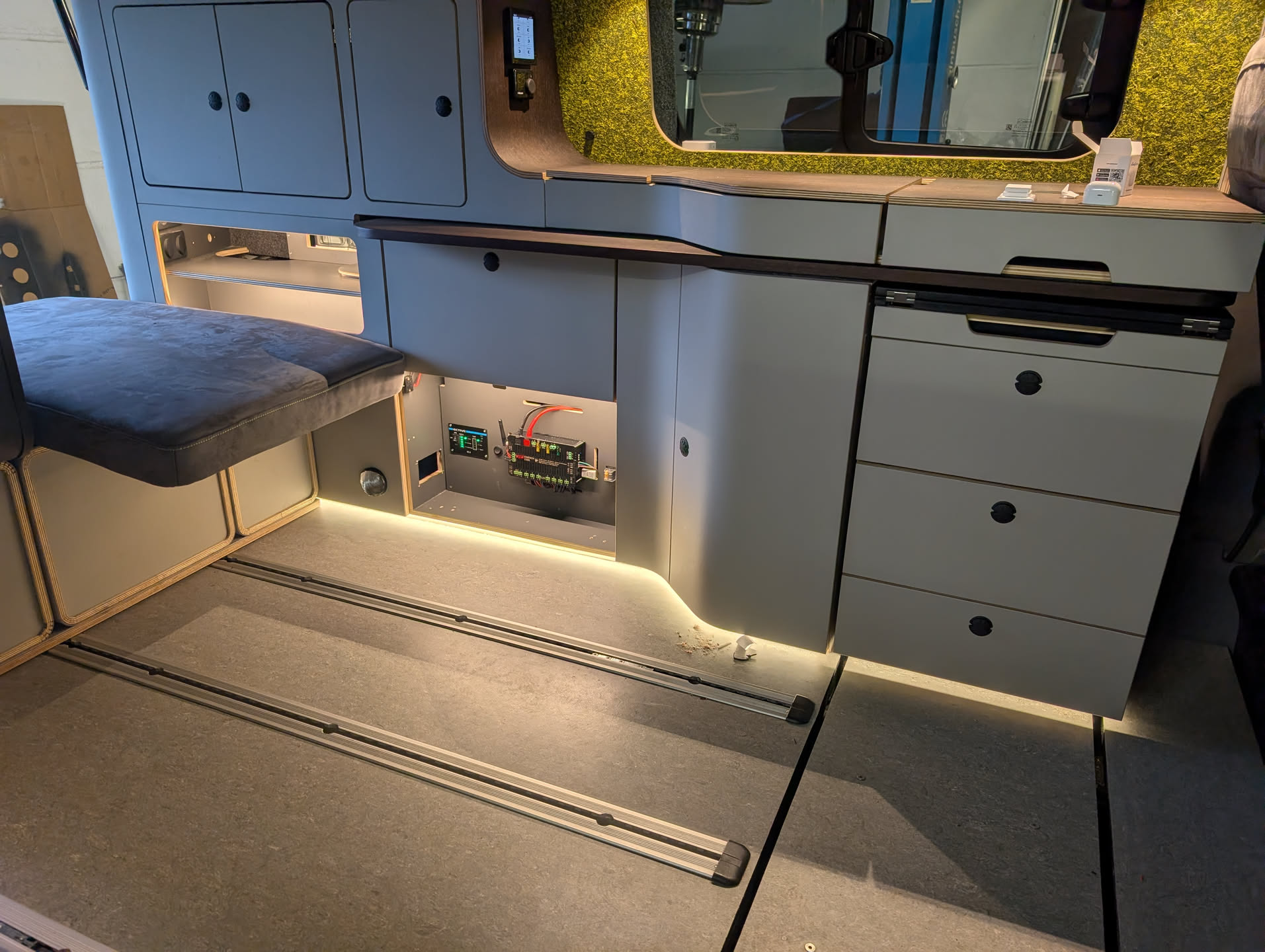 E1NS-Box und zentrale Steuerung im Freescape-Camper